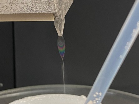 Newswise: First-Ever Atomic Freeze-Frame of Liquid Water