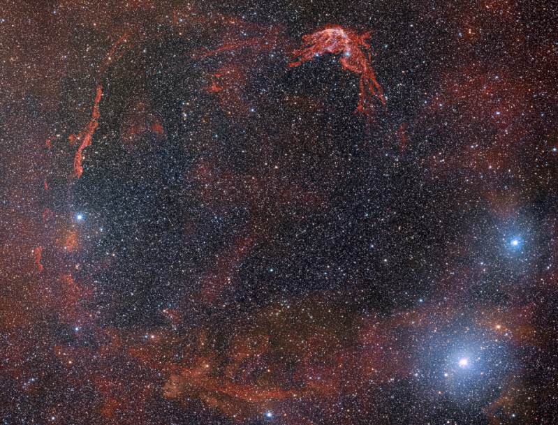 Imágenes de RCW 86 de DECam: Vestigios de una supernova avistada en el año 185. Los vestigios de la primera supernova registrada en la historia fue capturada por la Cámara de Energía Oscura fabricada por el Departamento de Energía de EE.UU, montada en el Telescopio de 4 metros Víctor M. Blanco del Observatorio Interamericano Cerro Tololo en Chile, un Programa de NOIRLab de NSF. Un anillo de escombros brillantes es todo lo que quedó de una estrella enana blanca que explotó hace más de 1.800 años atrás cuando los astrónomos chinos la registraron como una “estrella invitada”. Esta imagen especial nos muestra una perspectiva única de todos los restos de esta supernova.
